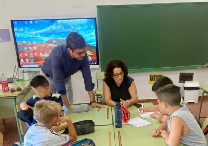 Diego Copé (de pie), durante su visita al CEIP Alcalde Pedro Barbudo de Córdoba.