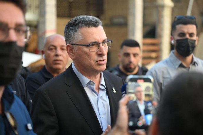 El ministro de Exteriores de Israel, Gideon Saar, durante una visita a un lugar atacado por Irán durante el conflicto desatado tras la ofensiva lanzada el 13 de junio por el Ejército israelí contra el país centroasiático (archivo)