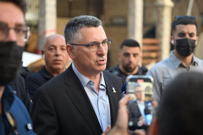 O ministro das Relações Exteriores de Israel, Gideon Saar, durante uma visita a um local atacado pelo Irã durante o conflito após a ofensiva do exército israelense em 13 de junho contra o país da Ásia Central (arquivo).