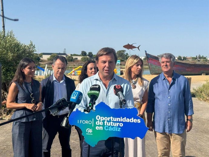 Antonio Repullo atiende a los periodistas en Chiclana antes de asistir a un foro del PP de Cádiz.