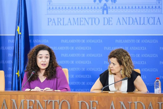 La portavoz del Grupo Por Andalucía, Inmaculada Nieto, y la diputada Esperanza Gómez, este miércoles en rueda de prensa en el Parlamento.