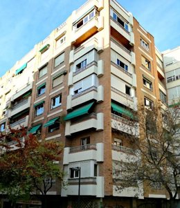 Archivo - Fachada de un edificio de viviendas.