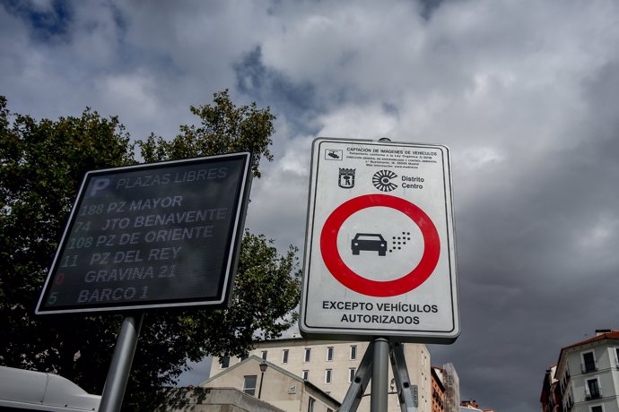 Una señal de tráfico que marca la Zona de Bajas Emisiones de Especial Protección (ZBEDEP)