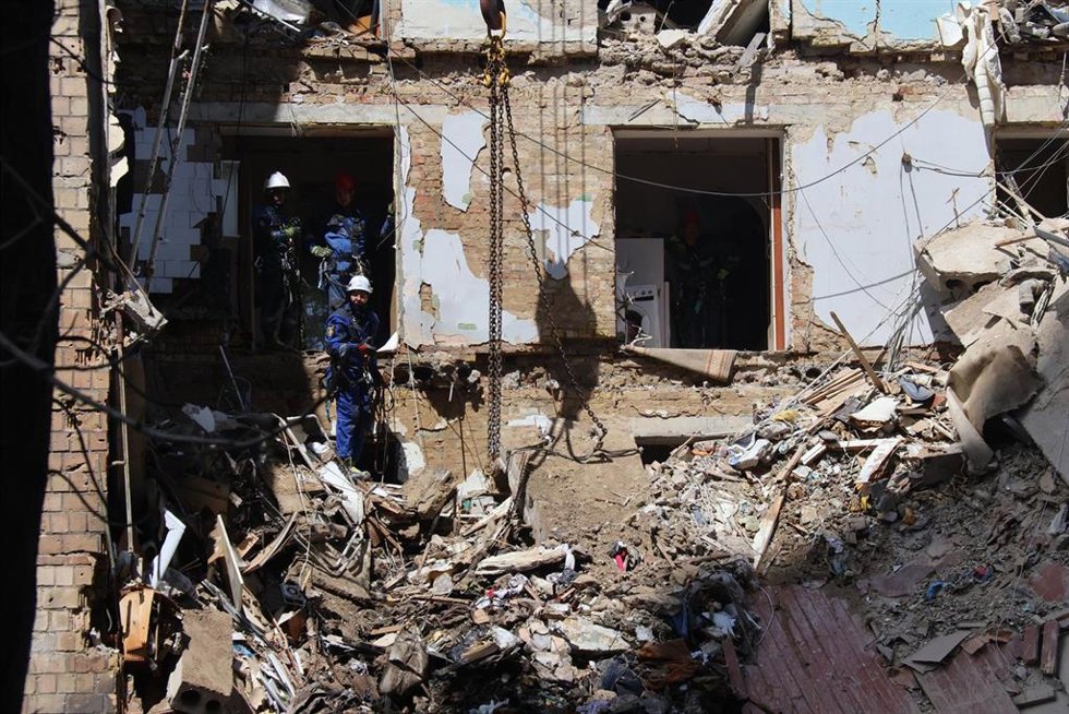 Edificio con daños por un ataque ruso en Kiev, capital de Ucrania
