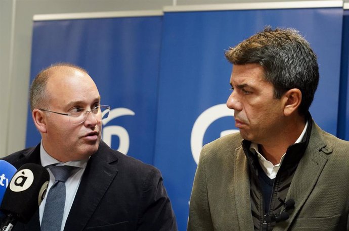 Archivo - El portavoz del PP en el Congreso, Miguel Tellado (i) y el presidente del PPCV y presidente de la Generalitat valenciana, Carlos Mazón (d), en una imagen de archivo
