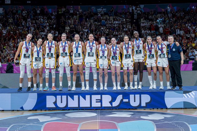 As jogadoras da equipe nacional e o técnico Miguel Méndez no pódio do Eurobasket Women 2025