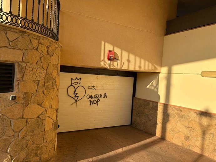 Pintadas en la vivienda de una concejal socialista de Candeleda (Ávila)