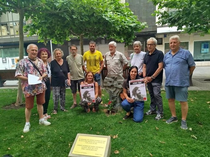 Representantes de la Federación de Peñas de Pamplona y la Asociación Sanfermines 78: gogoan durante la presentación del tradicional homenaje a Germán Rodríguez