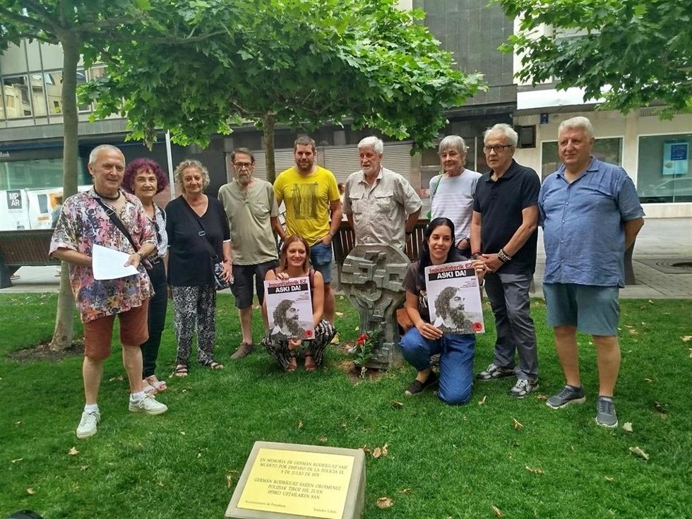 Representantes de la Federación de Peñas de Pamplona y la Asociación Sanfermines 78: gogoan durante la presentación del tradicional homenaje a Germán Rodríguez