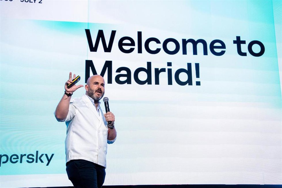 Óscar Suela durante su discurso de bienvenida.
