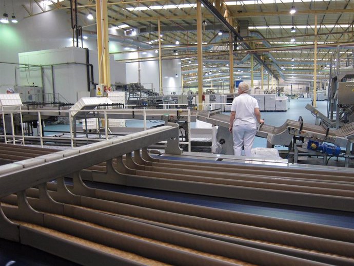 Archivo - Trabajadora industria.