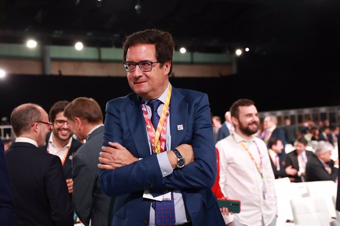 O Presidente do Governo Regional da Andaluzia, Juanma Moreno, juntamente com o Ministro da Transformação Digital e Administração Pública, Óscar López, durante a abertura da IV Conferência Internacional sobre Financiamento para o Desenvolvimento da ONU. A 