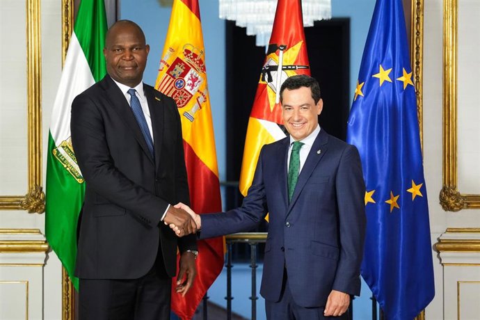 El presidente de la Junta de Andalucía, Juanma Moreno, ha mantenido un encuentro este miércoles en el Palacio  de San Telmo de Sevilla con el presidente de la República de Mozambique, Daniel Chapo
