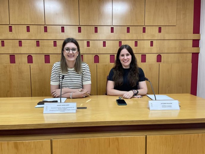 Maria Nanclares Gasteizko Udaleko Ekonomia Sustapen, Enplegu, Merkataritza eta Turismo zinegotzia (ezkerrean) eta Aitziber Salazar EH Bildu udal taldeko zinegotzia