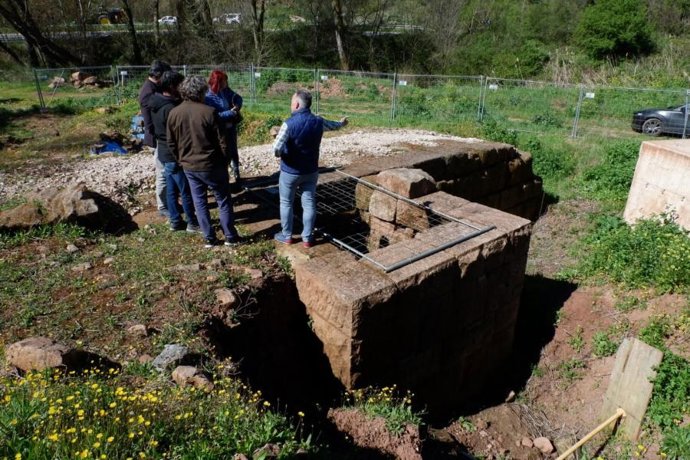 Visita de la comisión parlamentaria de Cultura, Deporte y Turismo a la presa romana de Mues