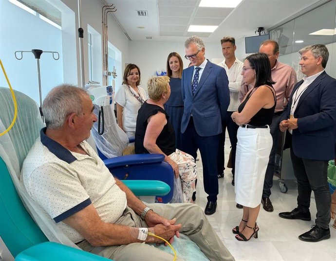 El consejero de Salud, acompañado por la alcaldesa de Yecla, Remedios Lajara, visita las nuevas consultas para especialidades hospitalarias, la Unidad de Rehabilitación Cardiometabólica y la ampliación del espacio del Hospital del Día