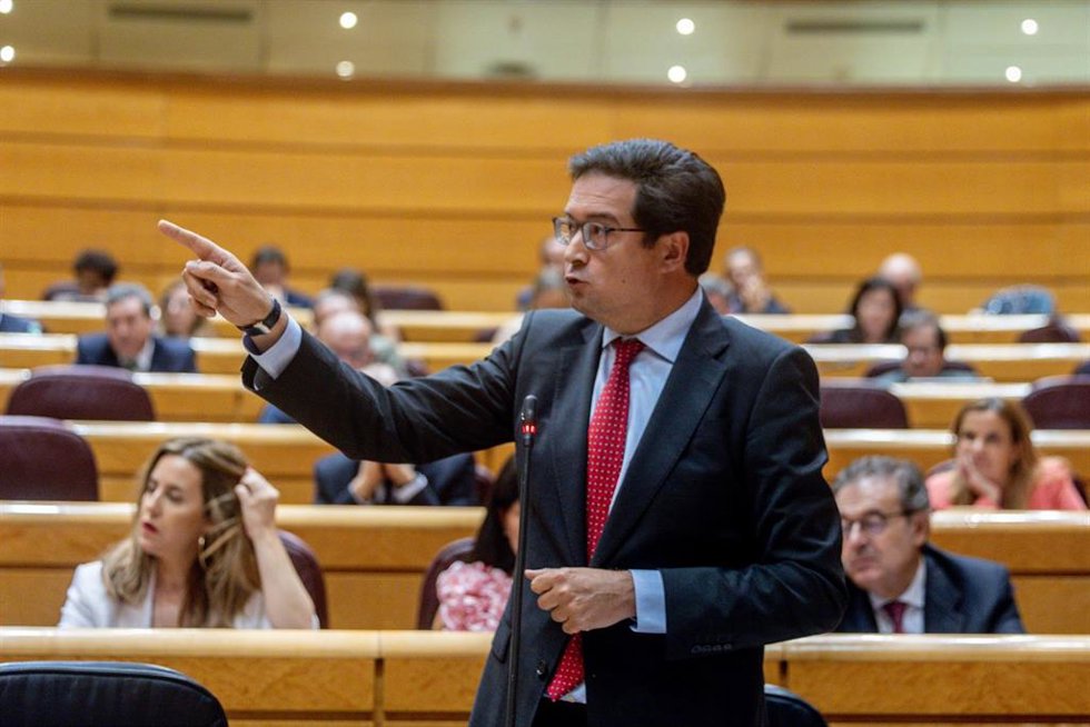 El ministro para la Transformación Digital y de la Función Pública, Óscar López, interviene durante un pleno en el Senado
