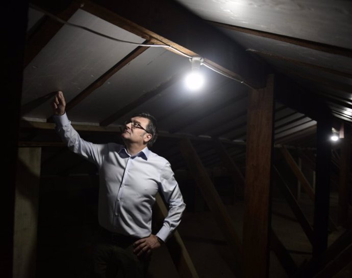 El delegado de Políticas de Vivienda, Álvaro González, visita el edificio del paseo de la Castellana, 300 en cuya cubierta se ha realizado una intervención integral para retirar el amianto de la cubierta, el 2 de julio de 2025.