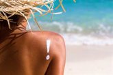 Foto: Verano y dermatitis: experto alerta del cloro en piscinas, la sal del mar, el roce de la arena y la exposición al sol