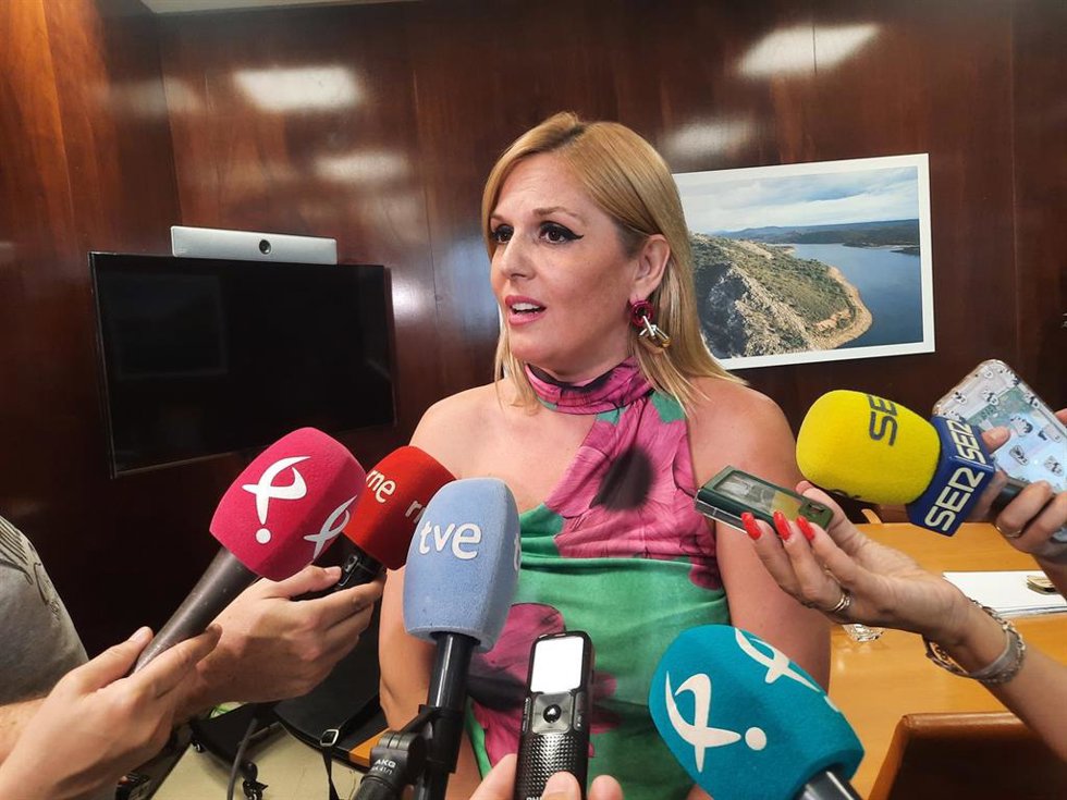La consejera de Hacienda y Administración Pública de la Junta de Extremadura, Elena Manzano, en declaraciones a los medios