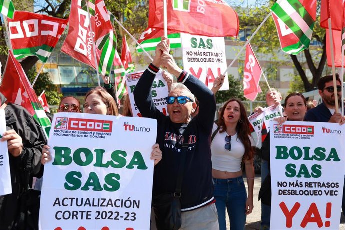 Archivo - Concentración convocada por CCOO para reclamar la publicación inmediata de los listados de la bolsa del Servicio Andaluz de Salud (SAS). A 30 de abril de 2024, en Sevilla (Andalucía, España).