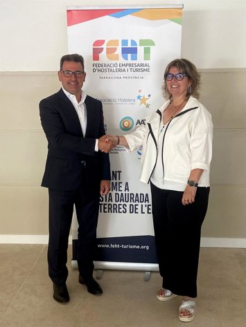 El director territorial de CaixaBank en Catalunya, Josep Maria Gonzalez, y la presidenta de la FEHT, Berta Cabré.