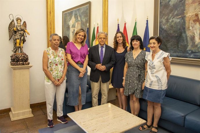 El presidente de la Diputación de Córdoba, Salvador Fuentes, en el acto de firma con la Plataforma Cordobesa contra la Violencia a las Mujeres.