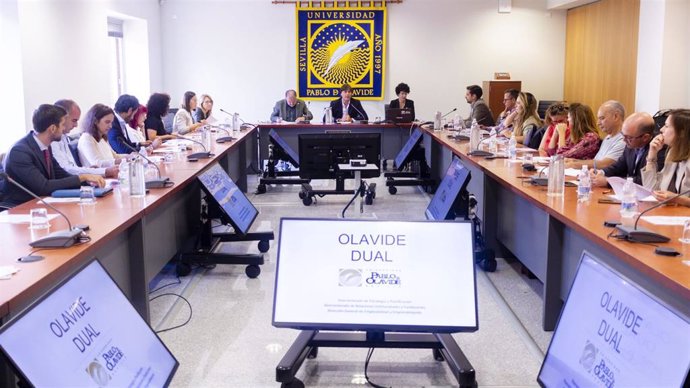 Archivo - La dirección de la Universidad Pablo de Olavide reunida para implantar este nuevo modelo dual.