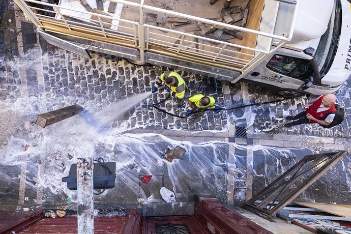 Archivo - Imagen de operarios que conforman el dispositivo de limpieza