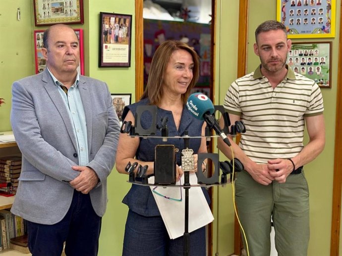 La concejala de Educación y Atención a la Ciudadanía del Ayuntamiento de Murcia, Belén López, informa sobre obras de mejora en los colegios.