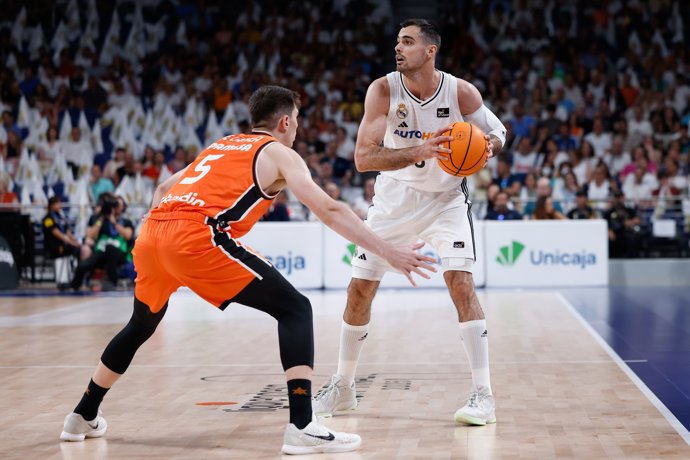 Alberto Abalde y Sergio De Larrea, dos de las novedades en la lista del Eurobasket 2025, durante un partido entre el Real Madrid y el Valencia Basket