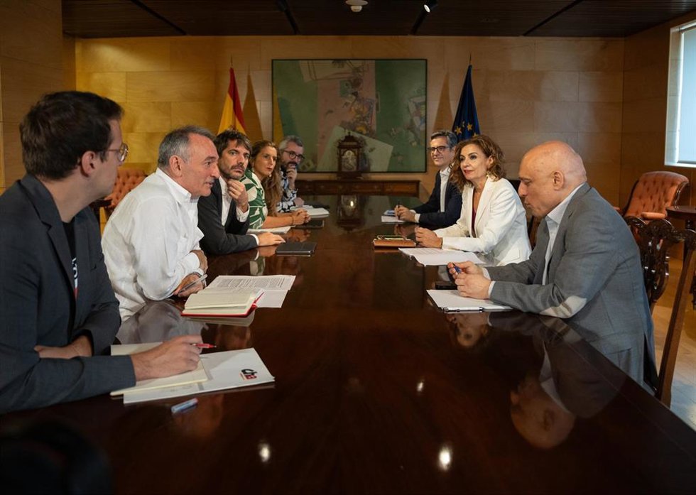 En la izquierda, de (i-d) los diputados de Sumar Jorge Pueyo, Enrique Santiago y el diputado de Sumar y ministro de Cultura, Ernest Urtasun (3i), y en el lado derecho, de (i-d), el ministro de la Presidencia, Relaciones con las Cortes y Justicia, Félix 