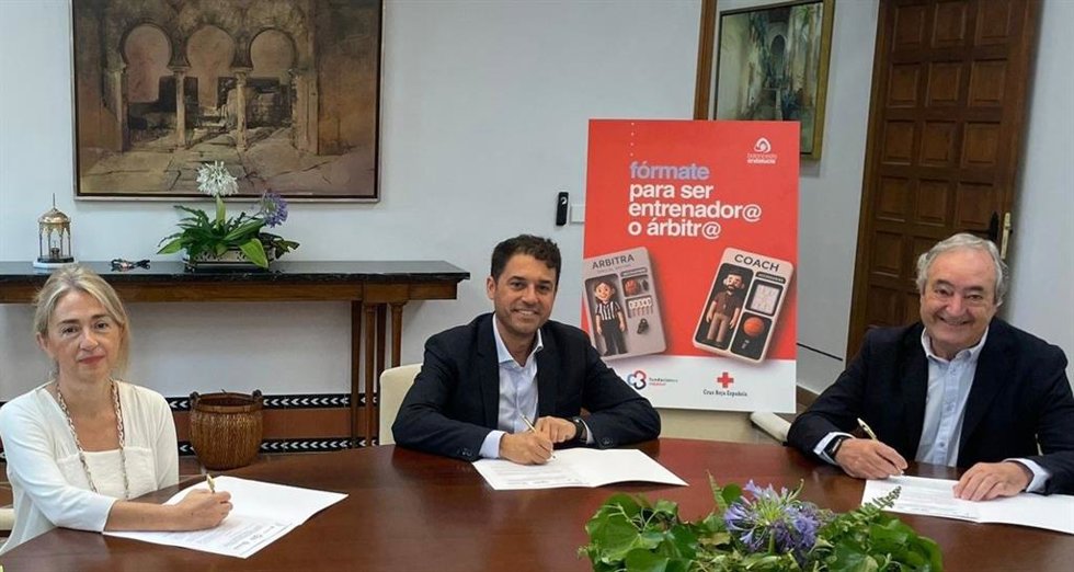 (Desde Izda.) Cándida Ruiz, Leopoldo Izquierdo Y Antonio De Torres, Durante La Firma Del Convenio En El Palacio De Viana De Córdoba.