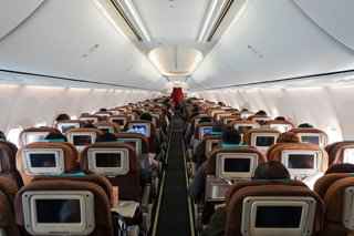 Pasajeros de avión, atención: esta prenda de vestir podría arruinar tu próximo vuelo, según expertos y aerolíneas