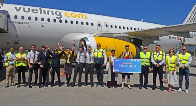 La tripulación del primer vuelo entre Barcelonay Tivat (Montenegro) de Vueling.