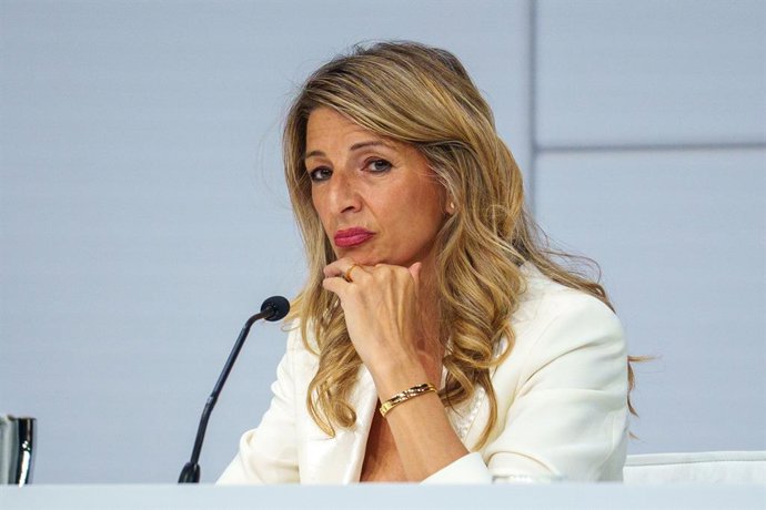 La vicepresidenta segona del Govern i ministra de Treball i Economia Social, Yolanda Díaz, atén als mitjans de comunicació durant la cimera de l'ONU. A 01 de juliol del 2025, a Sevilla (Andalusia, Espanya). 