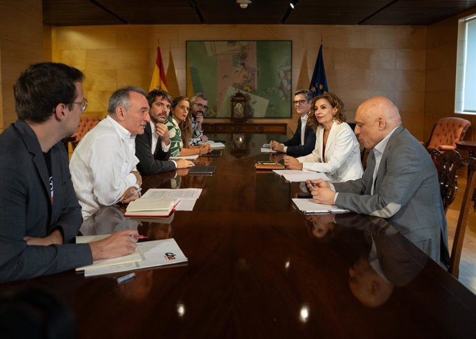 En la izquierda, de (i-d) los diputados de Sumar Jorge Pueyo, Enrique Santiago y el diputado de Sumar y ministro de Cultura, Ernest Urtasun (3i), y en el lado derecho, de (i-d), el ministro de la Presidencia, Relaciones con las Cortes y Justicia, Félix Bo