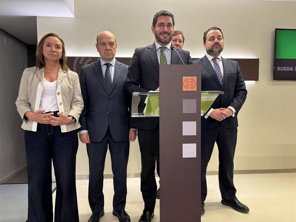 El portavoz de Vox en las Cortes de Aragón, Alejandro Nolasco, y los diputados David Arranz, Juan Vidal, Santiago Morón y Carmen Rouco.