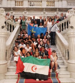Archivo - La Junta General da la bienvenida a la delegación saharaui del programa 'Vacaciones en Paz'