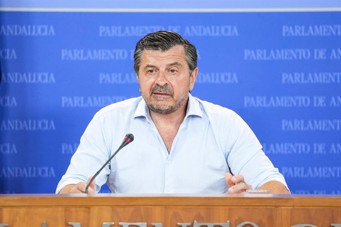El portavoz del Grupo Parlamentario Popular, Toni Martín, durante la ronda de ruedas de prensa de portavoces de los grupos parlamentarios en el Parlamento de Andalucía, a 2 de julio de 2025 en Sevilla (Andalucía, España). Los portavoces de los grupos parl