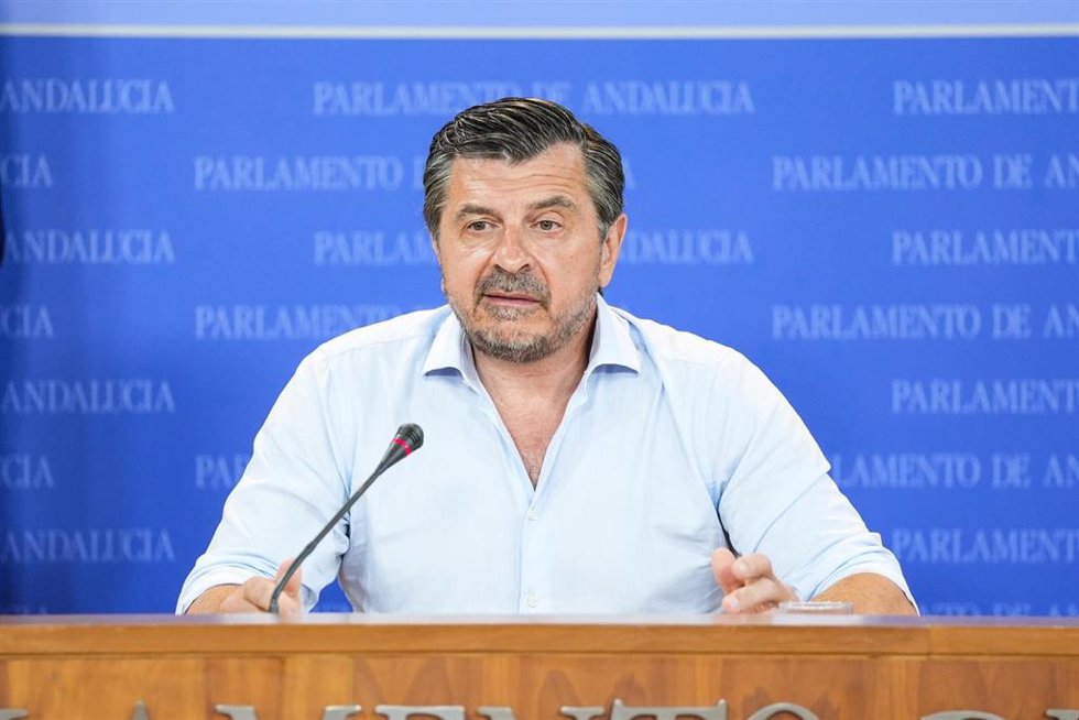 El portavoz del Grupo Parlamentario Popular, Toni Martín, durante la ronda de ruedas de prensa de portavoces de los grupos parlamentarios en el Parlamento de Andalucía, a 2 de julio de 2025 en Sevilla (Andalucía, España). Los portavoces de los grupos pa