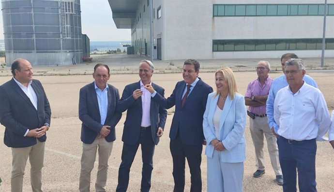 En el centro, Fernández Carriedo (dcha) entrega las llaves ade la nave Cylog a Hernández.