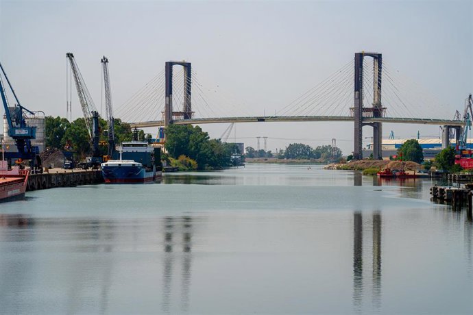Archivo - Vistas del puente del Centenario. 