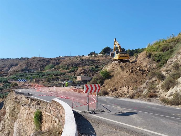 Obras de emergencia en la carretera A-1075 a su paso por Alhama de Almería (Almería).