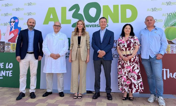 La consejera de Empresa, Empleo y Economía Social, Marisa López Aragón, durante la visita a la empresa Laboratorios Almond, donde ofreció los datos del paro