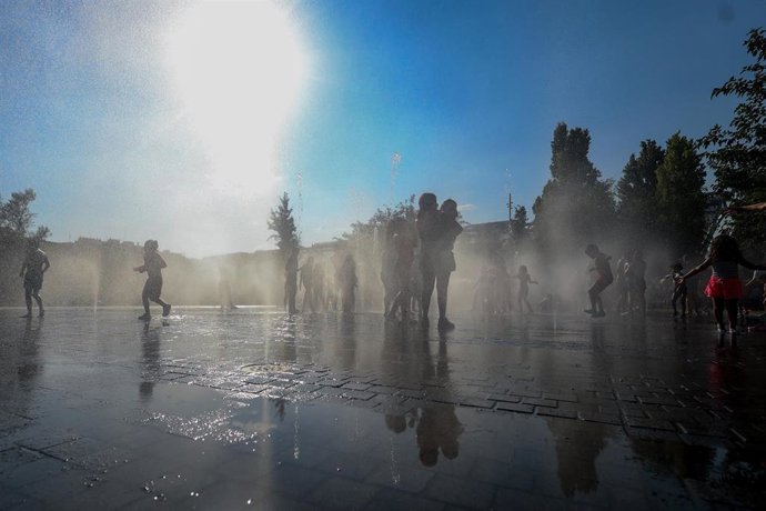 Archivo - Varios niños se refrescan en una fuente durante la tercera ola de calor en Madrid, en el parque Madrid Río, a 3 de agosto de 2024, en Madrid (España). 