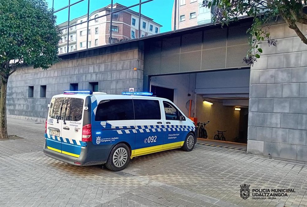 Archivo - Un vehículo de la Policía Municipal de Pamplona entra en el garaje del Palacio de Justicia.