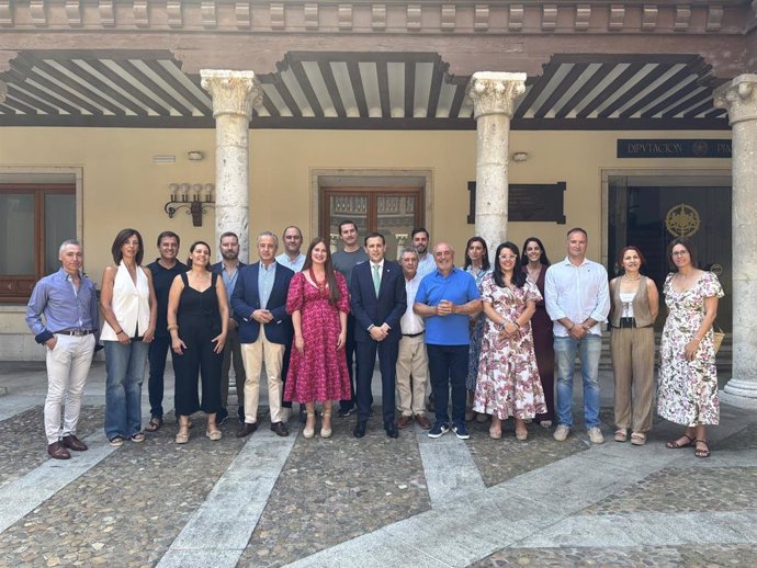 Fotografía de la presentación del II Wine Conexión de Valladolid con el presidente de la Diputación, Conrado Íscar, y la diputada de Educación y Cultura, Yolanda Burgoa, junto con representantes de las bodegas y alcaldes participantes