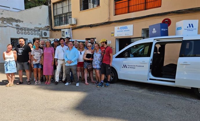 El diputado de Centros Asistenciales, Tercer Sector y Cooperación Internacional, Francisco José Martín, ha visitado la sede de la entidad junto a la concejala de Bienestar Social de Benalmádena, Áurea Peralta, el presidente de Afesol.