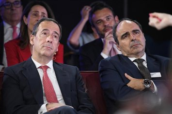 El CEO de CaixaBank, Gonzalo Gortázar (i), y el Consejero Delegado PwC, Manuel Martín Espada (d), durante el acto de clausura de la edición de 2025 del programa ‘Woman to Watch’ de PwC, a 2 de julio de 2025, en Madrid (España). 